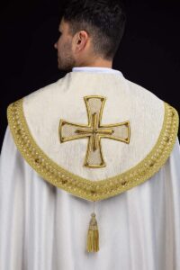 Haft liturgiczny: Sztuka zdobienia, która nadaje szatom wyjątkowy charakter