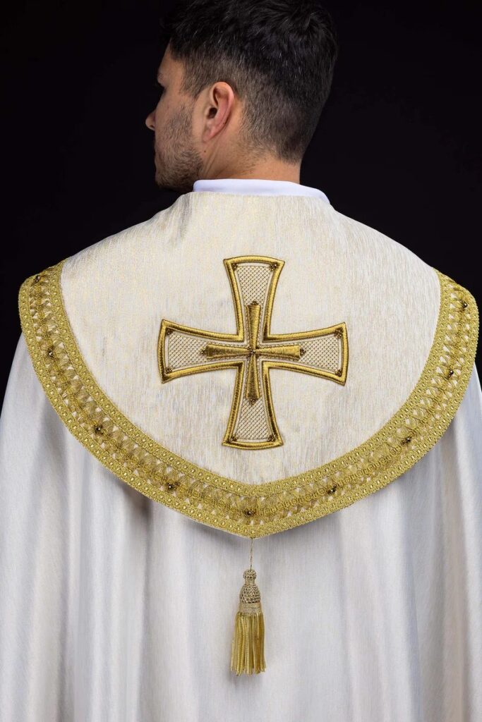 Haft liturgiczny: Sztuka zdobienia, która nadaje szatom wyjątkowy charakter