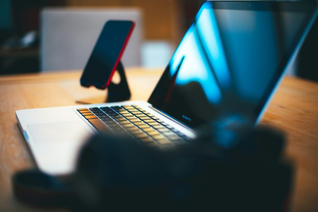 Konfiguracja biurka na wymiar – jak zaplanować ergonomiczną przestrzeń pracy