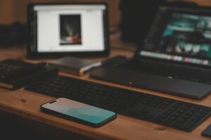 Konfiguracja biurka na wymiar – jak zaplanować ergonomiczną przestrzeń pracy