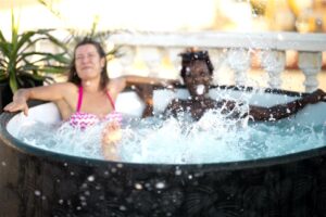 Zalety kąpieli w jacuzzi – jak hydromasaż wpływa na zdrowie?