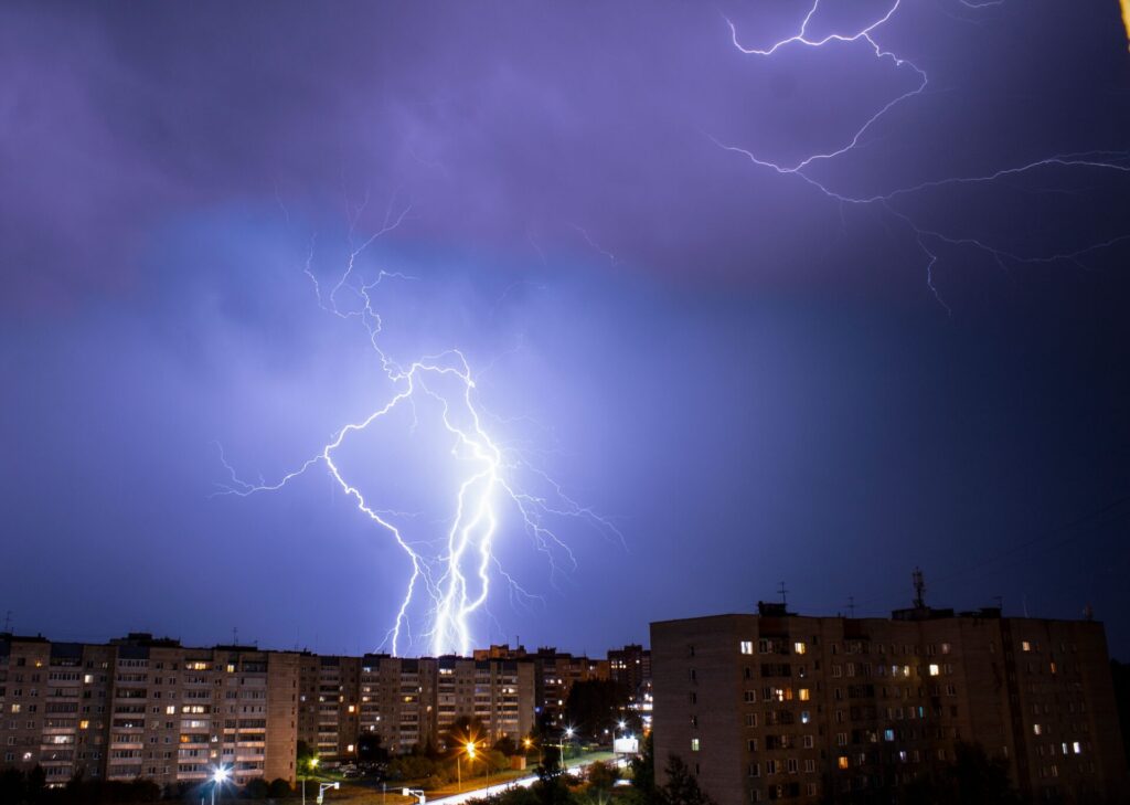Jak zabezpieczyć budynek przed uderzeniem pioruna?