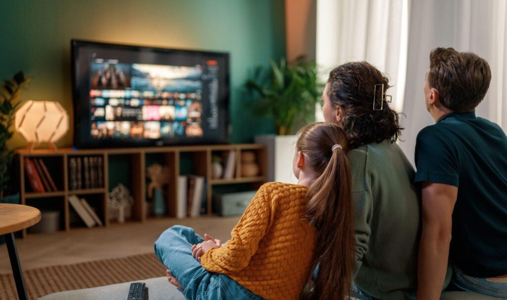 Jak wybrać pakiet internetu i telewizji dopasowany do potrzeb domowników?