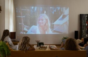 Projektor do domu – jak stworzyć własne kino w salonie?